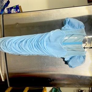 beautiful dress for a young woman !! beautiful color !! perfect for dining out!